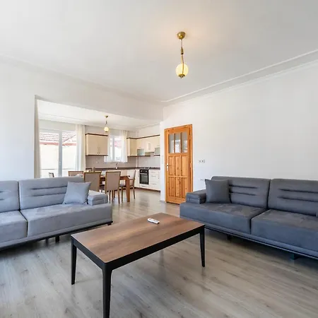 A Spacious, Comfortable And Cozy Close To The Center Of フェティエ