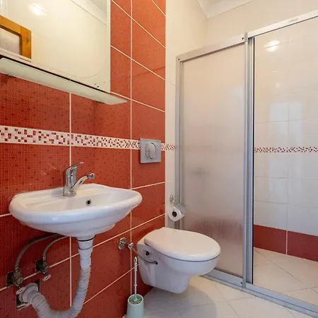 アパート A Spacious, Comfortable And Cozy Close To The Center Of フェティエ