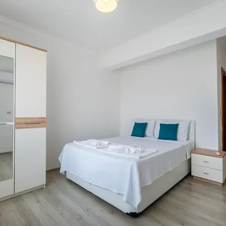 アパート A Spacious, Comfortable And Cozy Close To The Center Of
